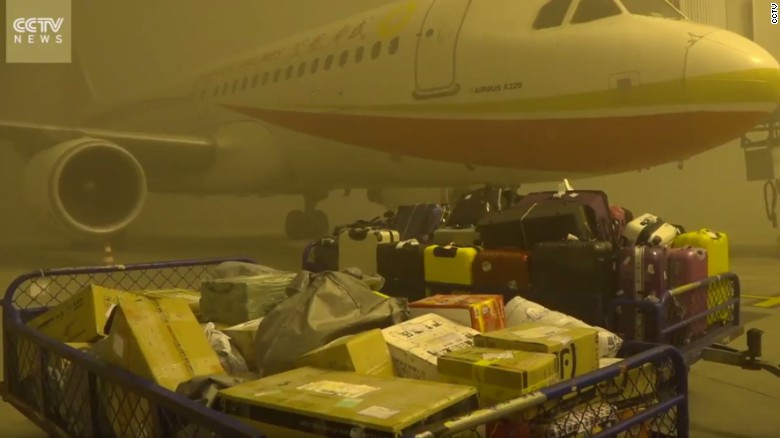 Peste 20.000 de pasageri blocati pe un aeroport din China din cauza smogului. Calitatea aerului, "foarte nesanatoasa". VIDEO