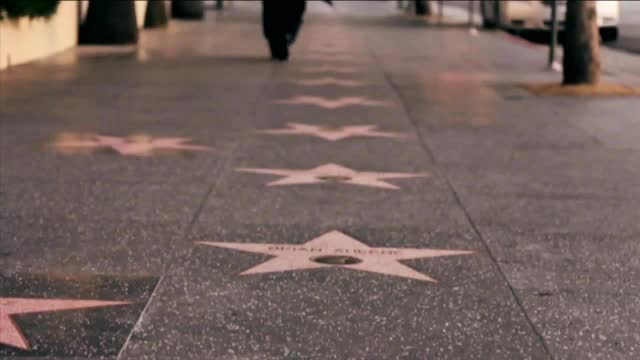 Locuieste pe "Walk of Fame" si e medicul actorilor Stallone, DiCaprio si Bruce Willis. Cine sunt vecinii cardiologului roman