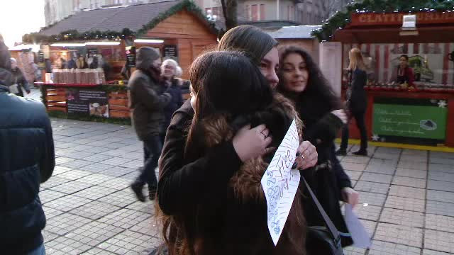 Campania care in fiecare an inveseleste Timisoara. Organizator: "Pentru a fi fericit ai nevoie cam de 16 imbratisari pe zi"