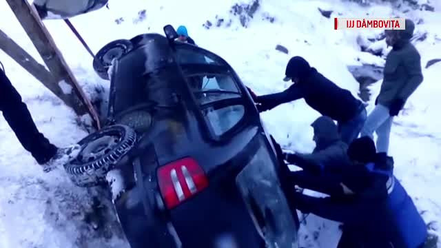 Noua turisti au ramas blocati cu masinile, la munte. Unul dintre ei s-a rasturnat cu autoturismul intr-un parau inghetat