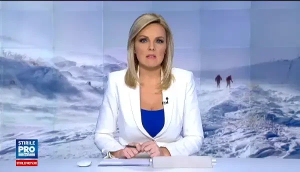 Noua turisti au ramas blocati cu masinile, la munte. Unul dintre ei s-a rasturnat cu autoturismul intr-un parau inghetat