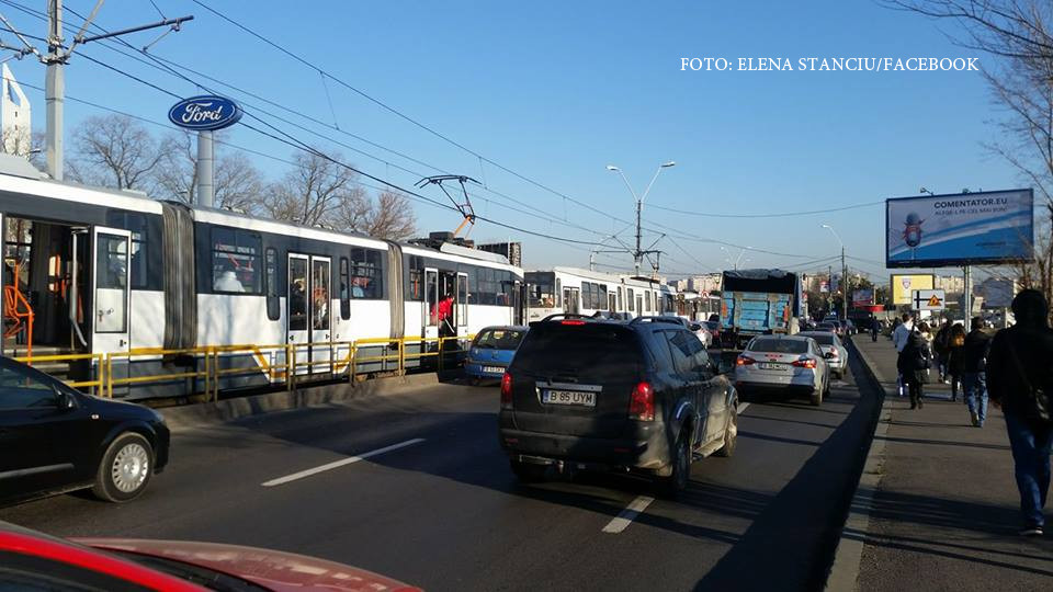 Accident pe linia tramvaiului 41. O femeie a fost lovita in timp ce traversa pe rosu la Podul Ciurel