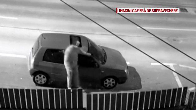 Un tanar din Cluj-Napoca, surprins in timp ce distrugea oglinda unei masini. Imaginile publicate de proprietar
