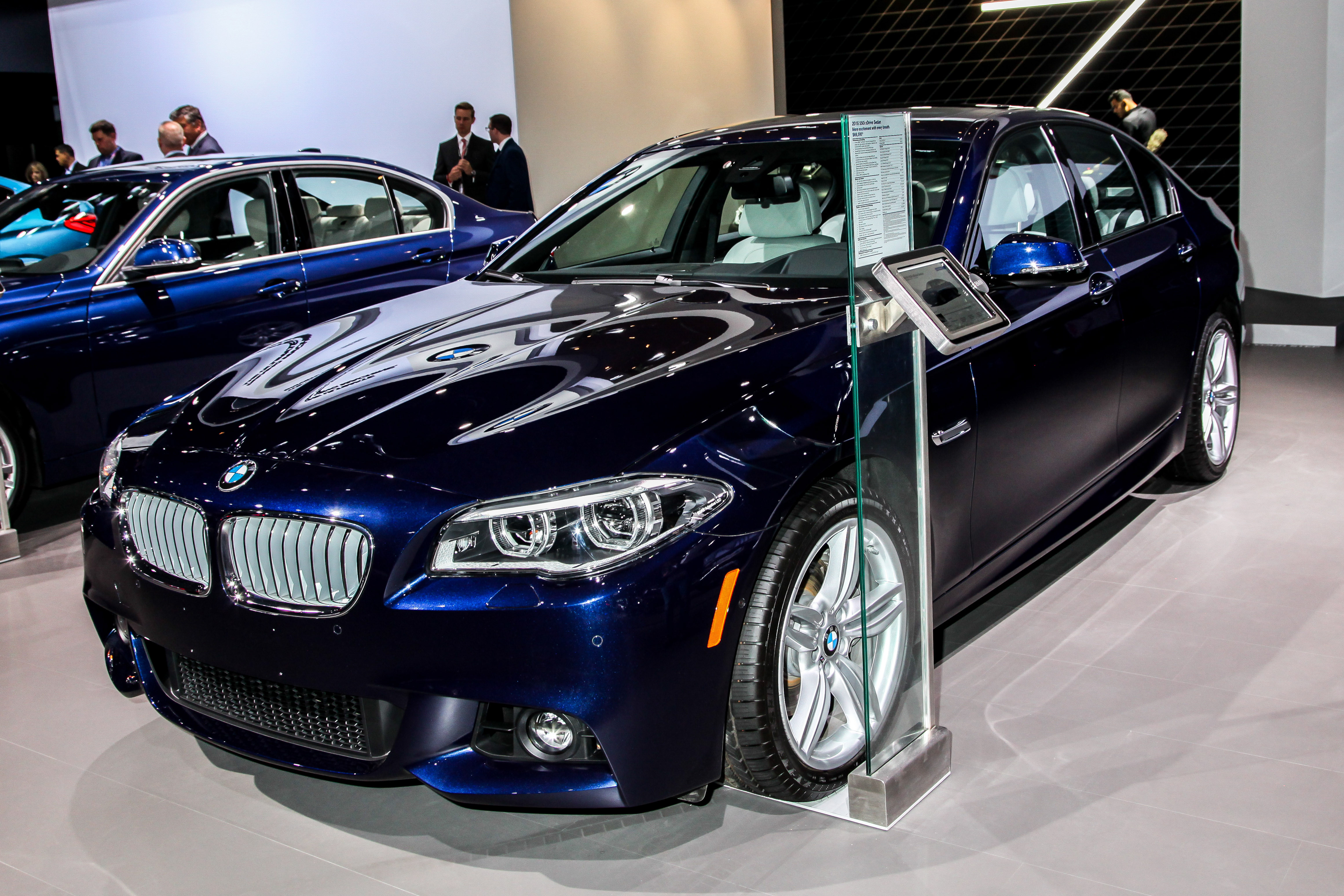 Hotul unui BMW a fost blocat in masina de catre companie pana la venirea politiei