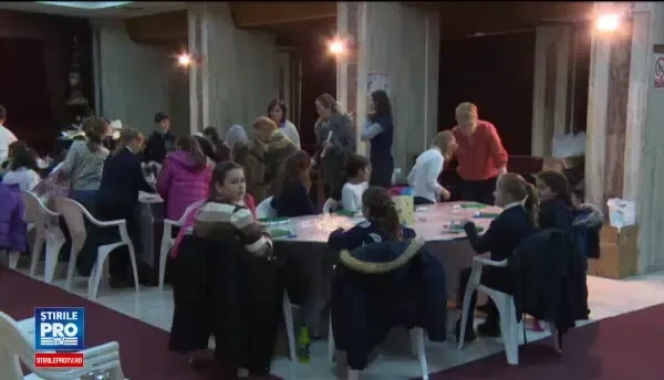 Atelierul lui Mos Craciun, deschis la Ploiesti. Copil: Facem o felicitare pentru mama, o sa ii scriu la multi ani