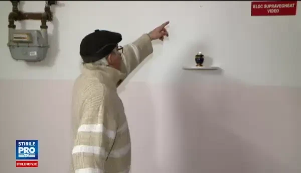 Locatarii unui bloc din Iasi sunt speriati dupa ce un tanar a furat din casa scarii. Ce a disparut de la fiecare etaj