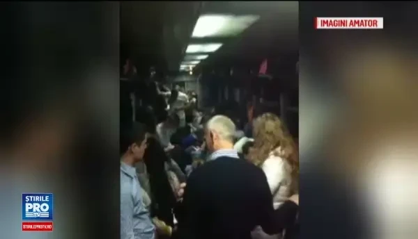 300 de pasageri inghesuiti in doar doua vagoane ale unui tren regional, timp de 6 ore. Ce li s-a reprosat pasagerilor