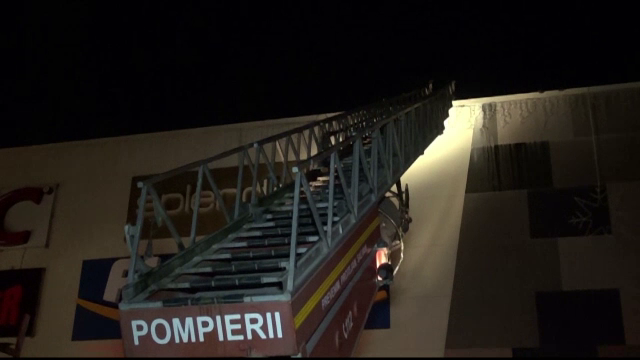 Cinci autospeciale au intervenit, dupa ce acoperisul unui mall a luat foc. Din ce cauza a pornit incendiul