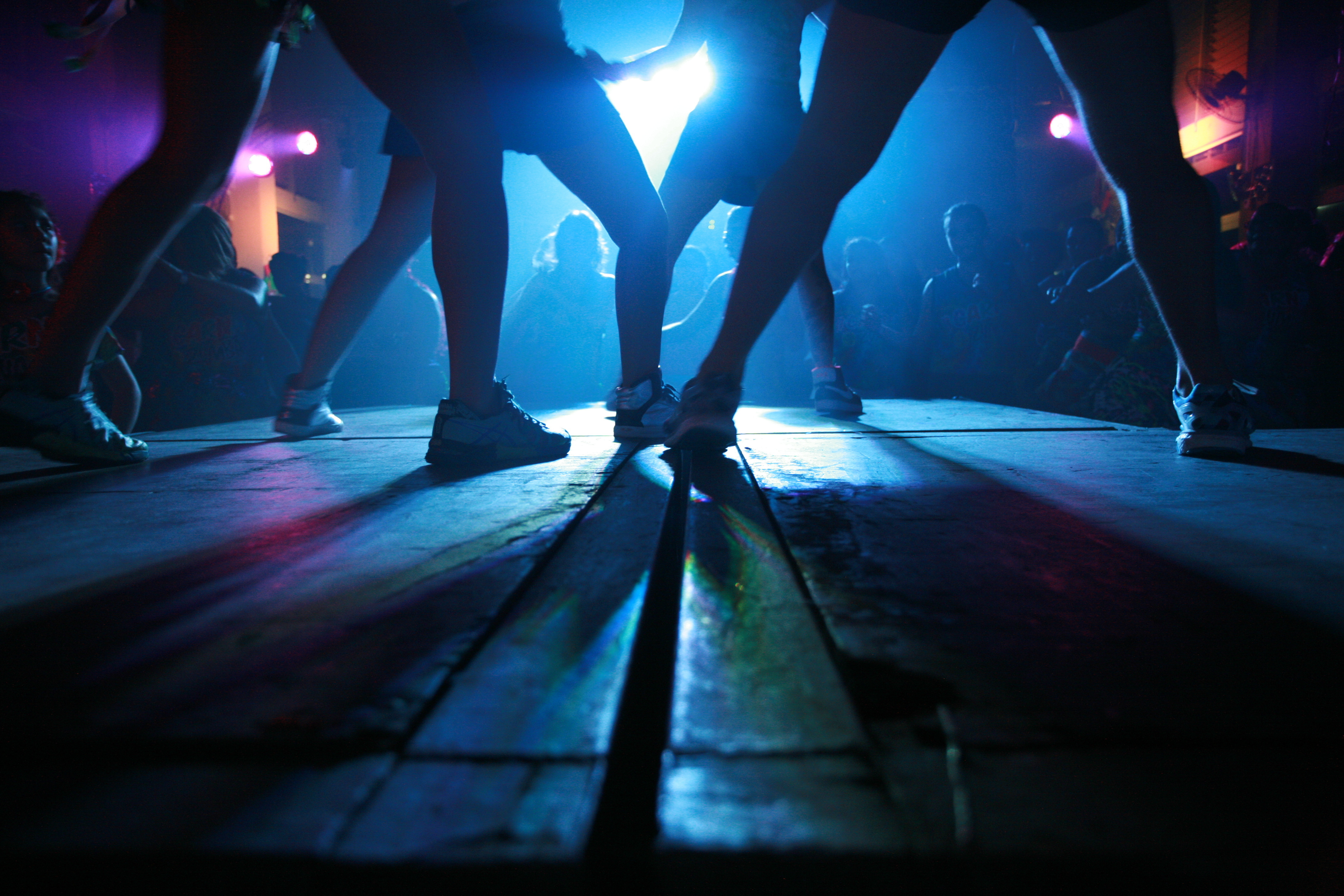 Un dansator s-a prabusit si a murit pe scena, in timpul unei spectacol. Cei din sala au filmat momentul. VIDEO