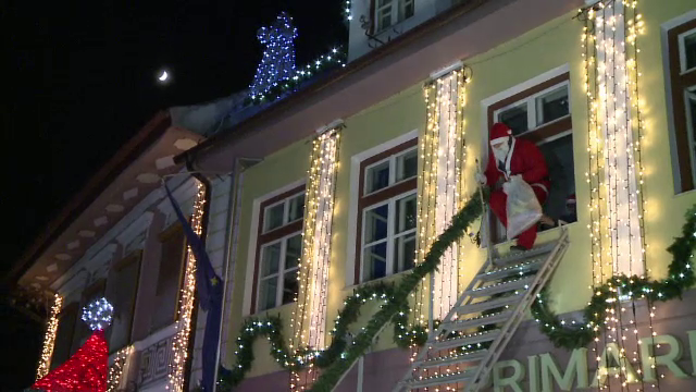 Unde se afla cel mai inalt brad din tara. A fost construit ca un puzzle, din mai multe crengute