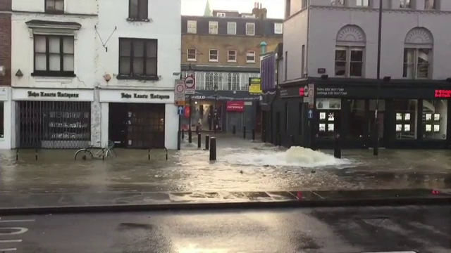 O conducta sparta a inundat un cartier londonez, iar apa a patruns in locuinte. 100 de oameni au fost evacuati