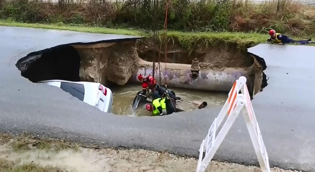 O groapa imensa, aparuta pe o strada din Texas, a blocat traficul. Terenul s-a surpat din motive inca necunoscute