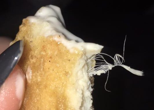 Ce a gasit o femeie intr-un preparat de la fast-food. Imaginile publicate de tanara pe internet. VIDEO