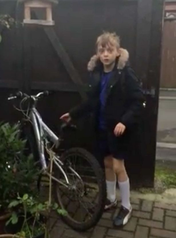 Reactia unui baiat de 9 ani, care si-a recuperat bicicleta furata, a fost filmata. Tatal i-o facuse cadou inainte sa moara