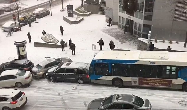 Carambol urias provocat de polei in Montreal. Doua autobuze si o masina de politie, intre autovehiculele implicate. VIDEO