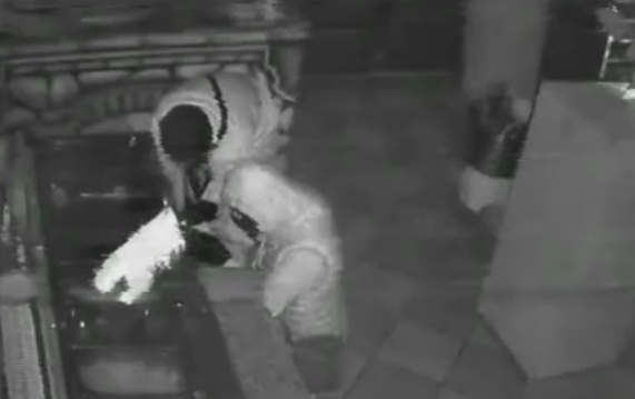 Trei tineri, filmati in timp ce jefuiau o pizzerie din Pucioasa. Ce s-a intamplat dupa ce politistii au vazut imaginile