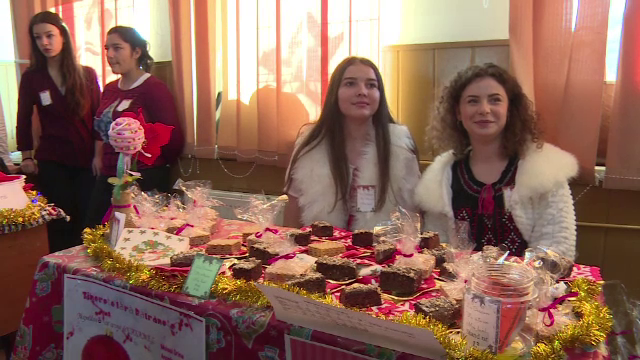 Colegiu din Ploiesti transformat in cofetarie, de Mos Nicolae. Elevii au vandut prajituri pentru a ajuta familii nevoiase