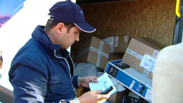 Romanii care au comandat online cadouri de Craciun risca sa le primeasca dupa sarbatori. De ce intarzie firmele de curierat