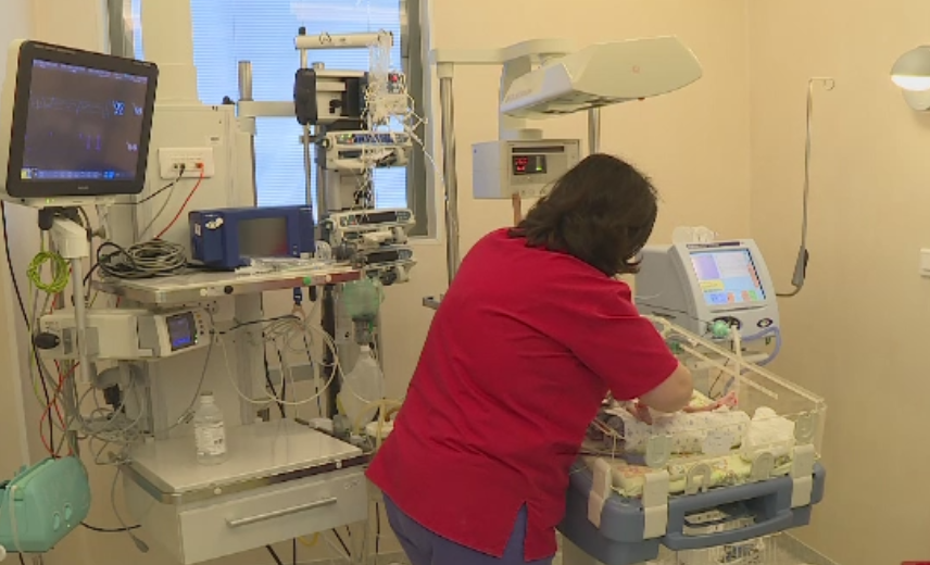 Bebelusii din Romania vor fi testati auditiv la nastere. Disciplina care ar putea sa reapara in invatamantul superior