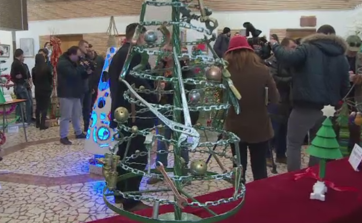 Pomi de Craciun din tabla, sarma, sfoara sau suruburi. "Brazii" speciali scosi la licitati de studentii la Inginerie