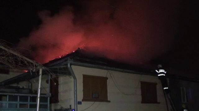 Trei oameni au ramas pe drumuri, dupa ce le-a luat foc casa. Vecina lor a facut infarct cand a vazut flacarile