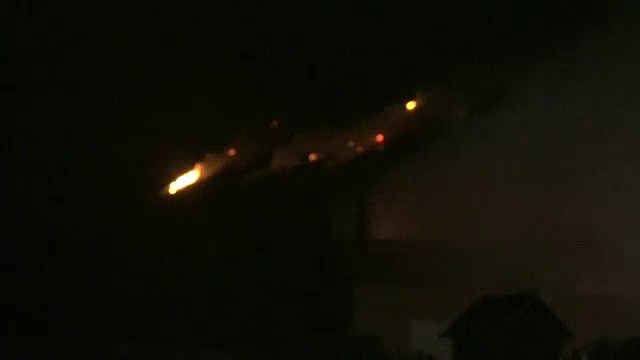 O femeie a reusit sa isi salveze fiicele minore dintr-un incendiu, dupa ce casa le-a luat foc. De unde ar fi pornit flacarile