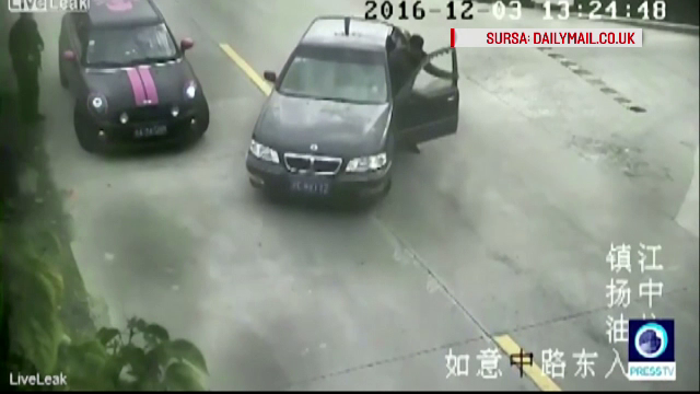 Un sofer din China a fost filmat in timp ce a cazut cu masina intr-un rau. Cum a ajuns barbatul in asemenea situatie
