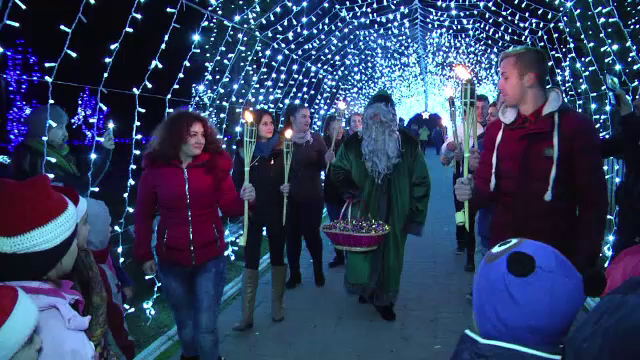 Spectacol de luminite pe strazile din Targoviste. La Aninoasa, Mos Nicolae si-a facut aparitia printre copii