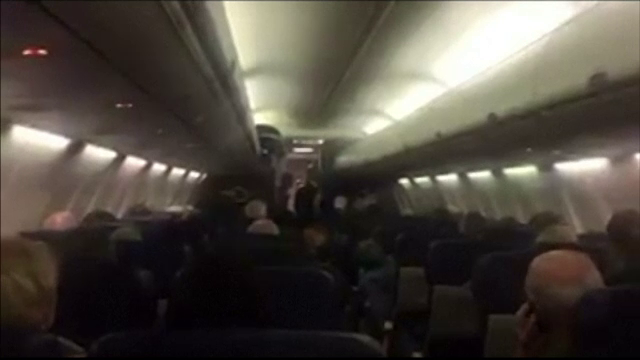 O femeie a nascut la bordul unui avion, unde a fost ajutata de echipajul de zbor. Momentul a fost filmat de pasageri