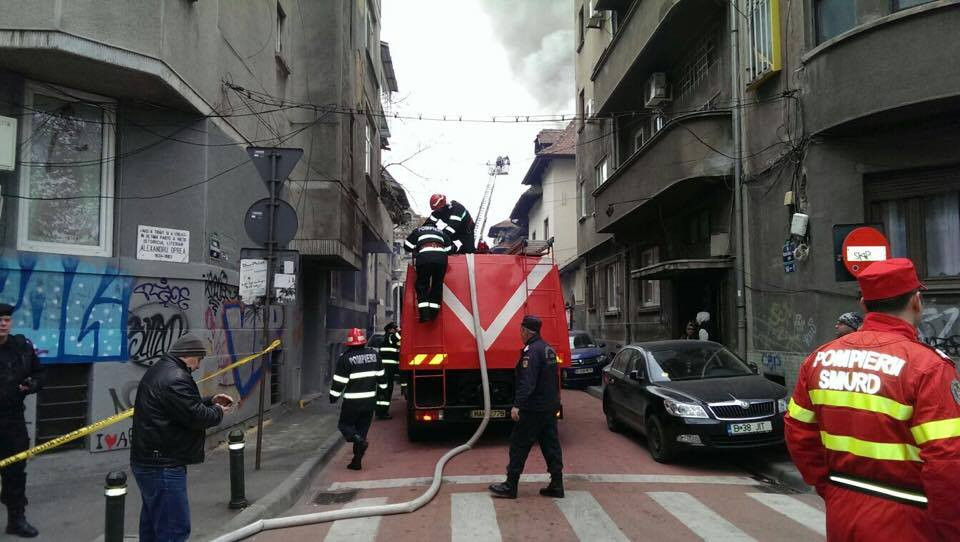 Sute de elevi ai unui liceu din Capitala, evacuati din cauza unui incendiu. Brigitte Sfat a venit imediat la fiul ei