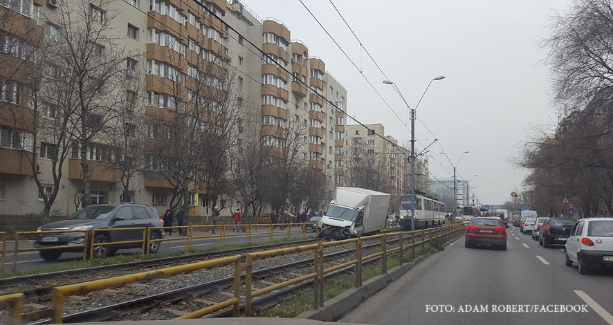 Circulatia tramvaiului 41, blocata de o masina oprita pe linii. Pompierii si SMURD au ajuns la fata locului