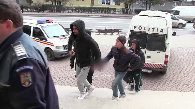 Cinci tineri din Suceava l-au torturat pe un batran de 70 de ani si apoi l-au talharit. Ce suma i-au furat victimei