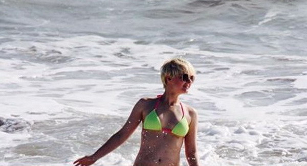Credea ca oamenii de pe plaja o saluta si le-a raspuns, dar, de fapt, voiau sa o salveze. Ce era in spatele tinerei. FOTO