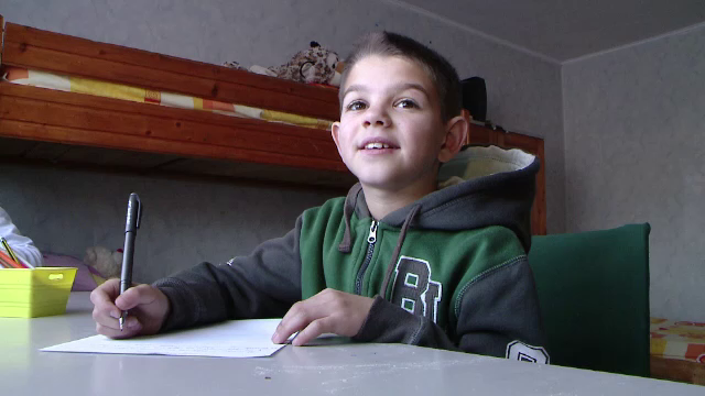 Au 10 si 12 ani, dar traiesc intr-un centru de plasament pentru ca parintii muncesc in Italia. Ce isi doresc de Craciun