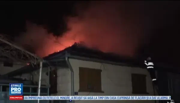 Trei oameni au ramas pe drumuri, dupa ce le-a luat foc casa. Vecina lor a facut infarct cand a vazut flacarile
