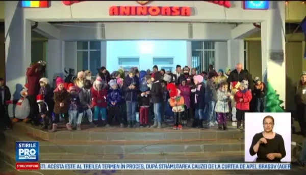 Spectacol de luminite pe strazile din Targoviste. La Aninoasa, Mos Nicolae si-a facut aparitia printre copii