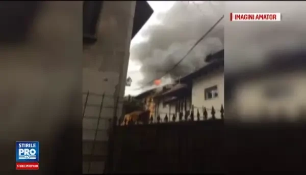 Sute de elevi ai unui liceu din Capitala, evacuati din cauza unui incendiu. Brigitte Sfat a venit imediat la fiul ei