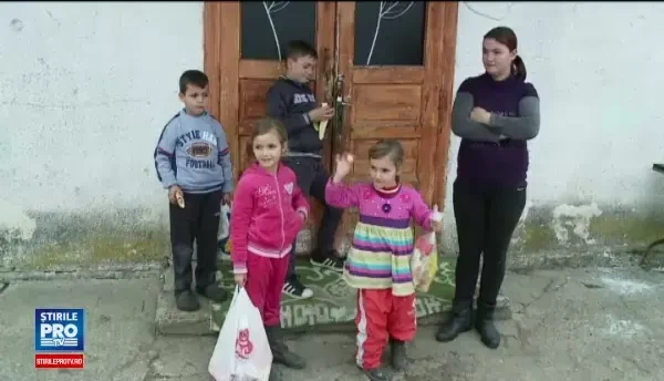 Obligati sa renunte la scoala pentru ca parintii nu au bani de haine: Vreau de la Mos Craciun ghete, ca sa ma duc la ore