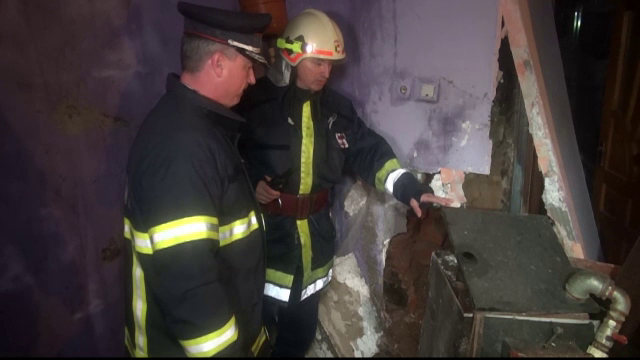 Explozie in Galati, dupa ce o centrala a fost umpluta prea mult cu lemne. Blocul urmeaza sa fie expertizat