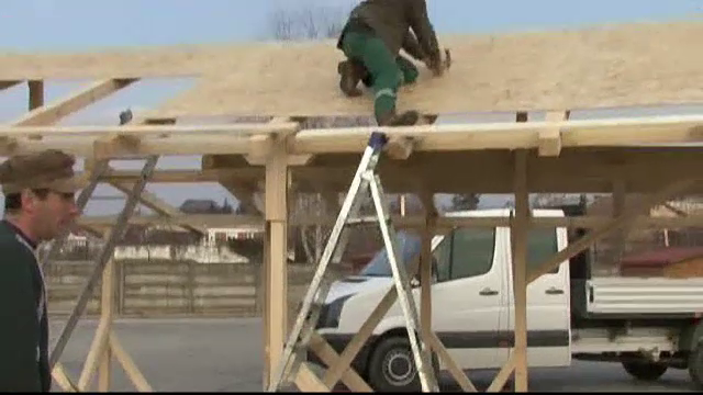 Accident grav, in timpul amenajarii unui targ de Craciun. Muncitorii primariei nu purtau casti de protectie