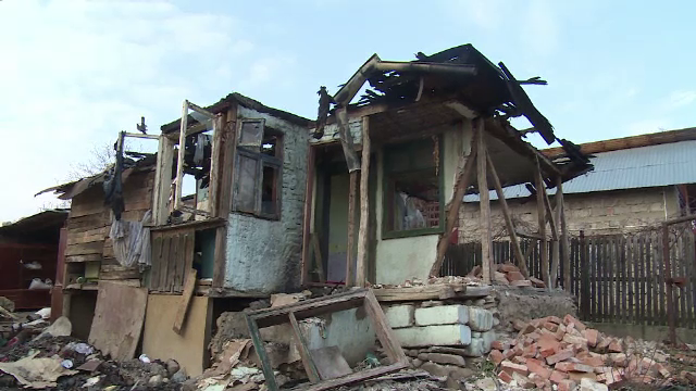 Noua suflete au ramas fara casa inainte de Sarbatori din cauza unui incendiu la acoperis. De la ce au pornit flacarile