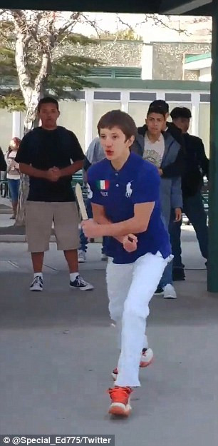 Un adolescent american si-a injunghiat un coleg de clasa si i-a amenintat si pe ceilalti elevi. Ce au decis politistii. VIDEO