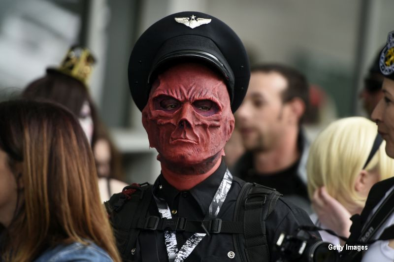 A cheltuit o avere pentru a semana cu inamicul nazist al lui Captain America. Cum arata acum fanul lui "Red Skull"