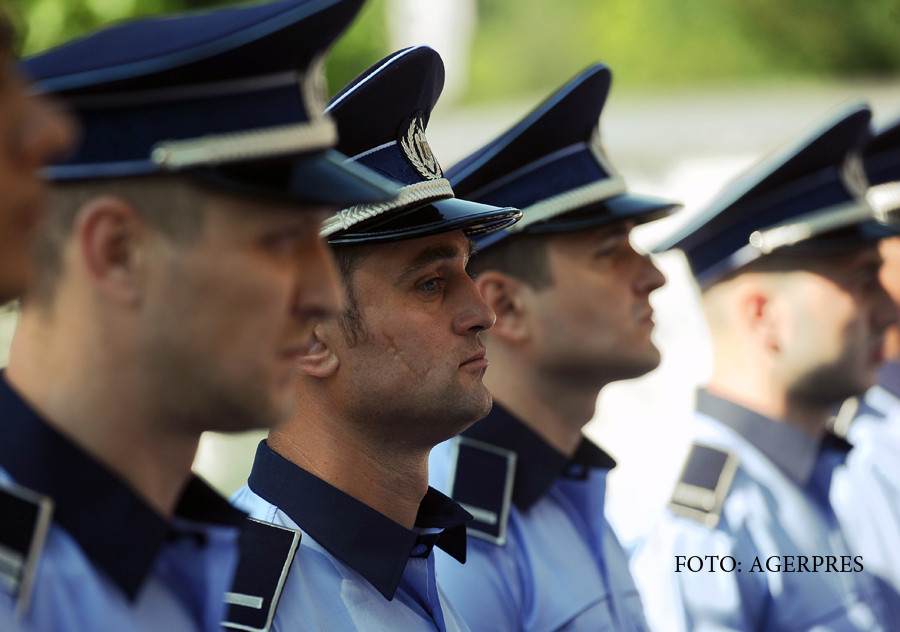 Au renuntat la slujbe platite cu mii de euro pentru a deveni politisti. 2.300 de noi agenti au fost recrutati