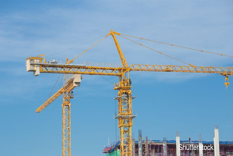 Momentul in care o macara s-a prabusit peste o masina a fost filmat. Cum a reactionat macaragiul