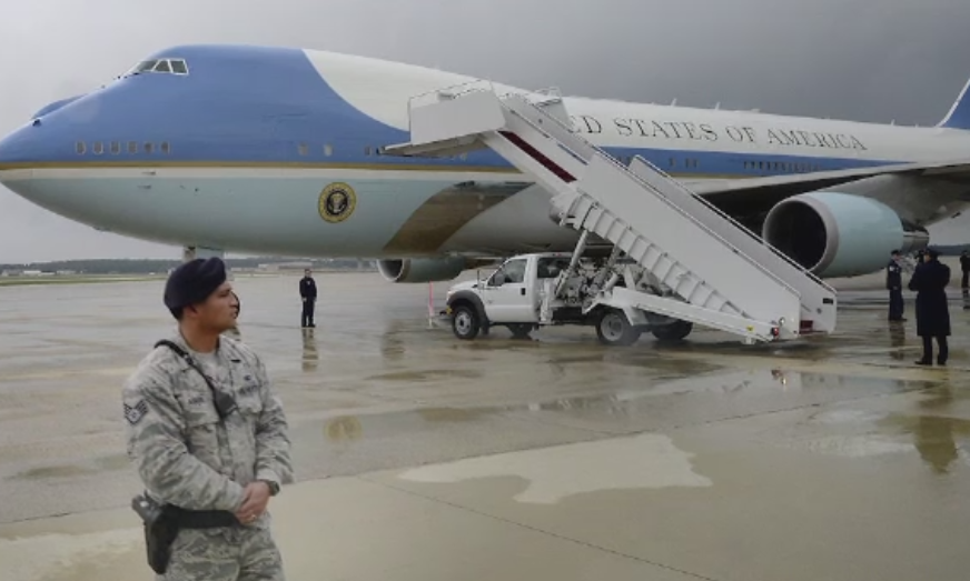 Directorul Boeing l-a sunat pe Donald Trump dupa anularea comenzii de avioane. "Ma voi ocupa personal de costuri"