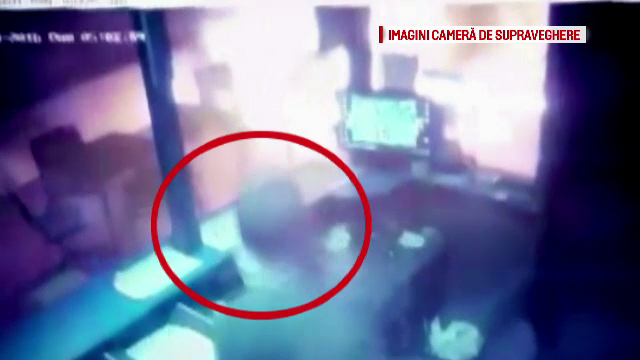 Politistii din Ilfov sunt in alerta: doi indivizi au incendiat o casa de pariuri din Clinceni. Incidentul a fost filmat