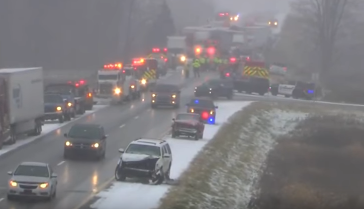 Grav accident in SUA, provocat de ninsoare. Trei oameni au murit intr-un carambol cu 30 de masini. VIDEO