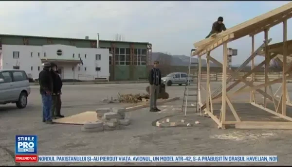 Accident grav, in timpul amenajarii unui targ de Craciun. Muncitorii primariei nu purtau casti de protectie