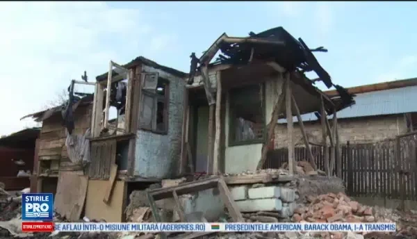 Noua suflete au ramas fara casa inainte de Sarbatori din cauza unui incendiu la acoperis. De la ce au pornit flacarile